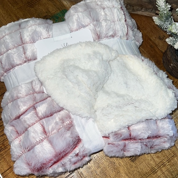 Micro-mink Sherpa throw blanket. Red/pink and cream. NWT. - Picture 4 of 4
